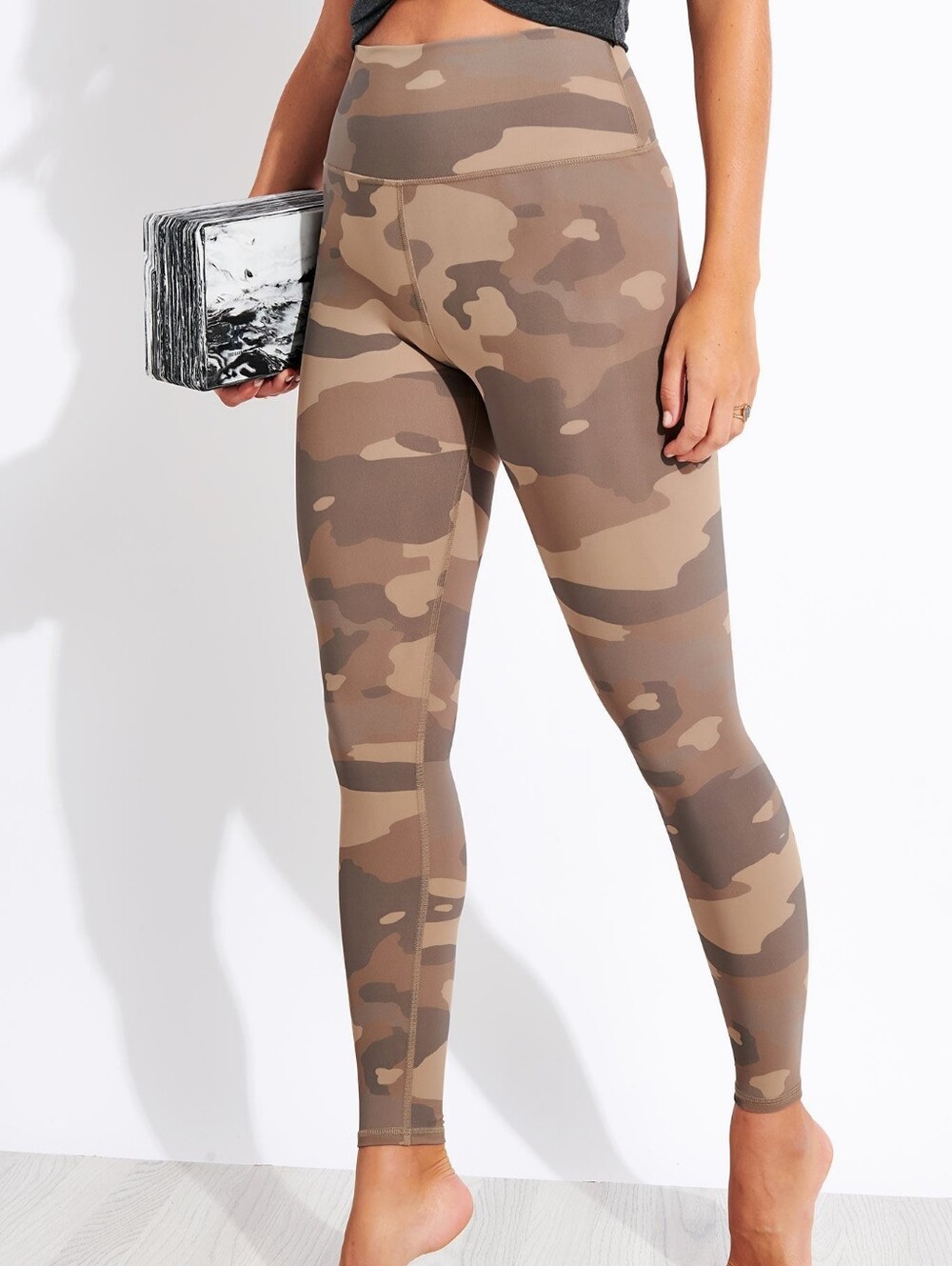 Alo High-Waist Camo Vapor Leggings in Putty Camouflage Sz XS